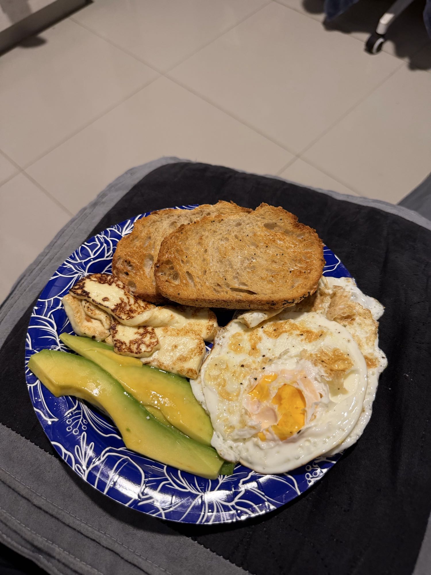 tostada de masa madre con 2 huevos, aguacate y queso prensado asado