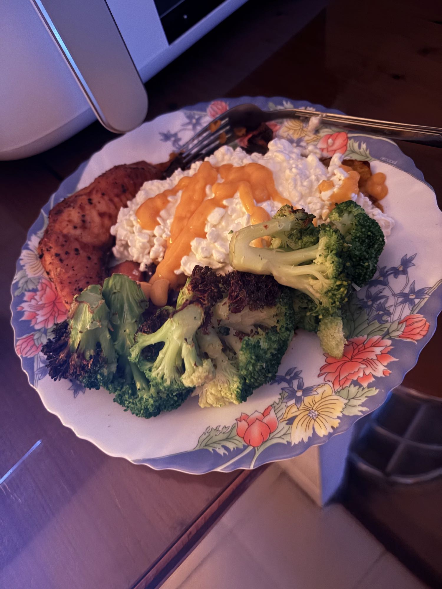 Somon cu cartof dulce, broccoli si branza cottage