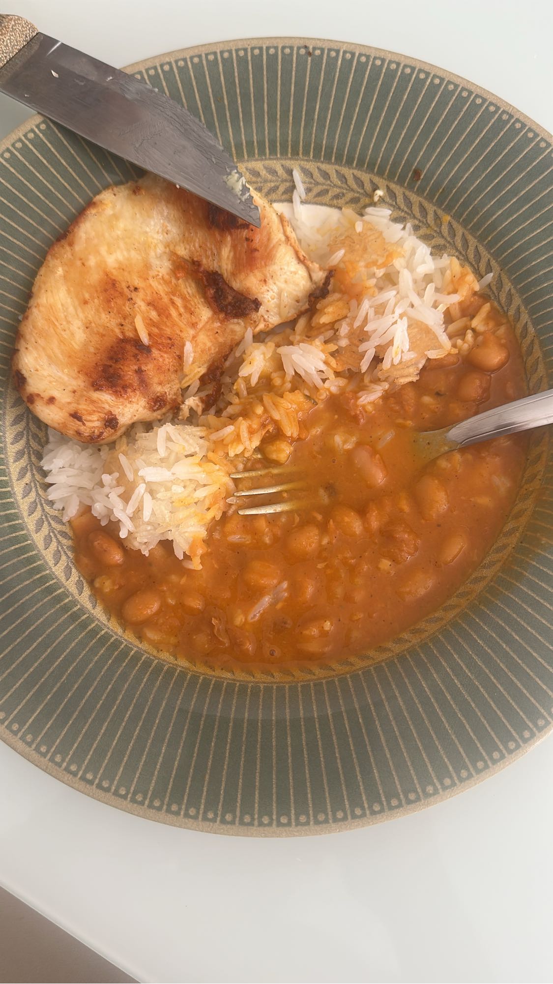 Frango com arroz e feijão