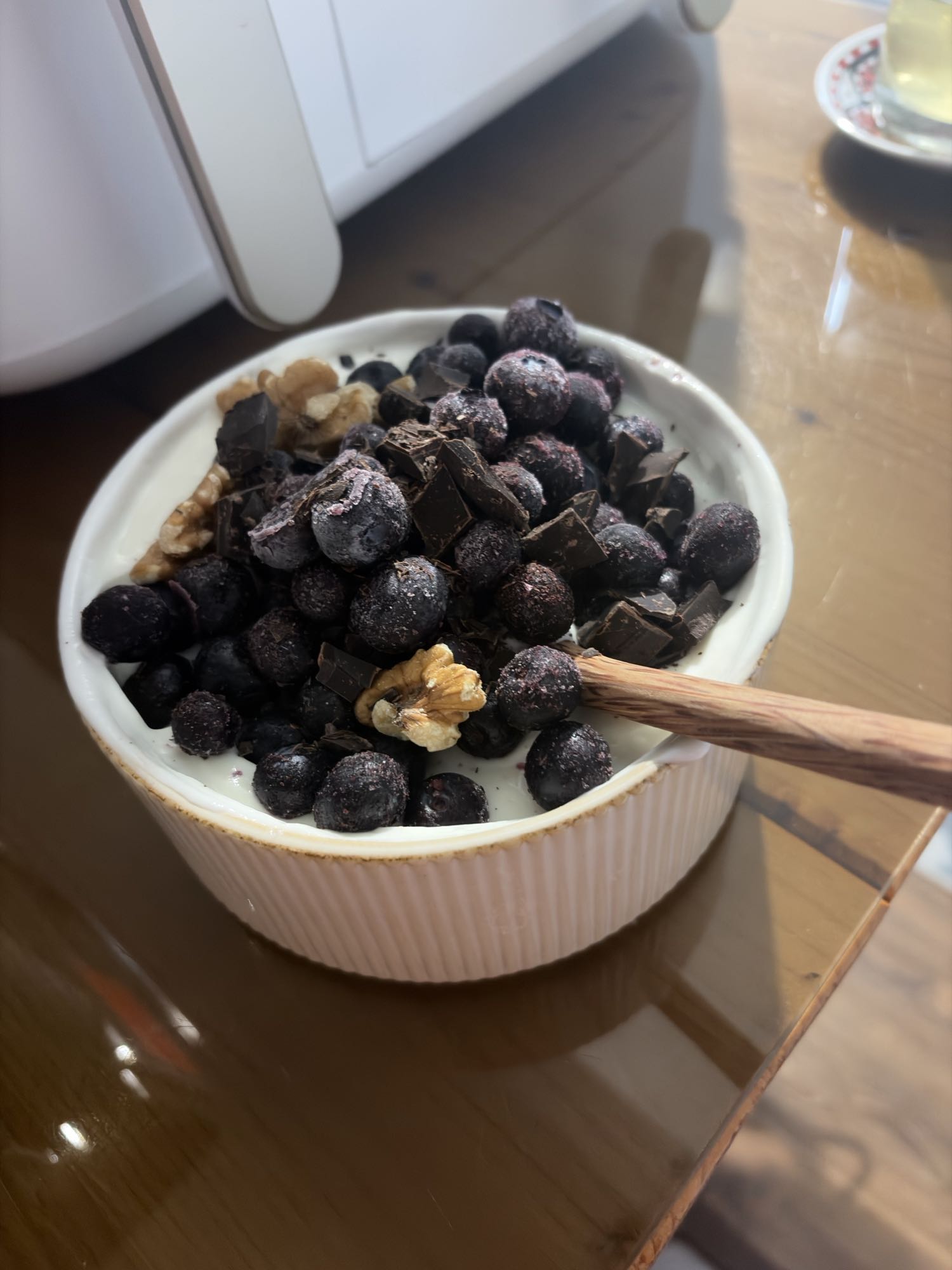 Skyr cu afine, ciocolată neagră și nuci