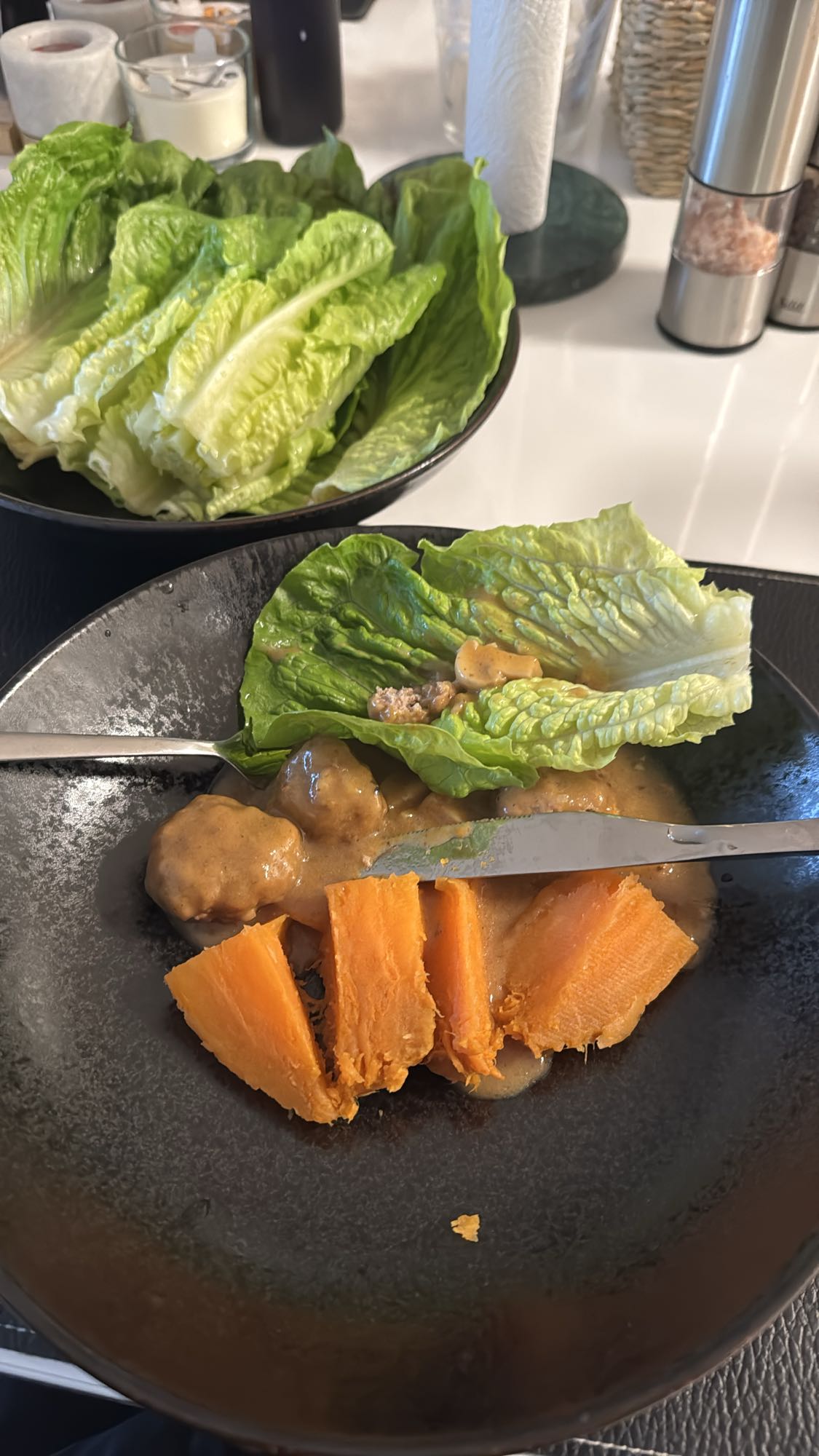 Köttbullar med sallad