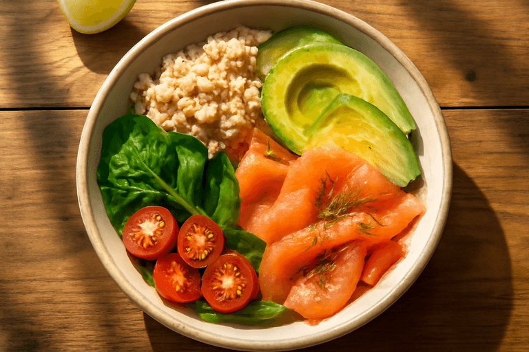 Proteinreiches Lachs-Avocado-Frühstücksbowl