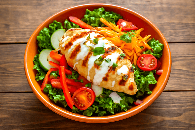 Salată de pui cu legume colorate și dressing ușor de iaurt