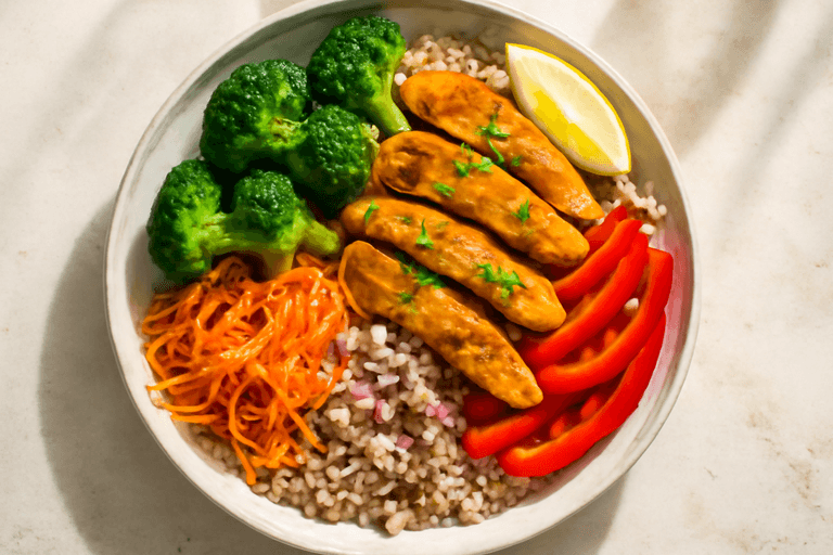 Kyckling- & grönsaksskål med fullkornsris