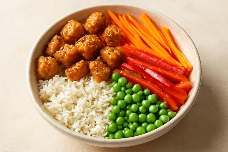 Bowl clasic de orez cu pui și legume crocante