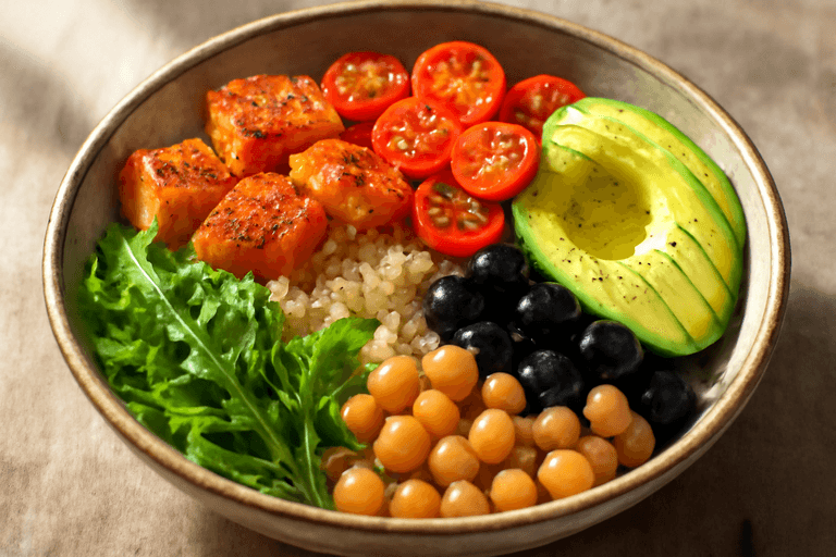 Bowl Mediterraneo di Quinoa e Salmone