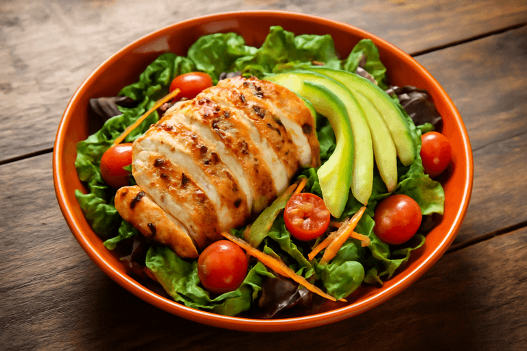 Ensalada clásica de pollo y aguacate