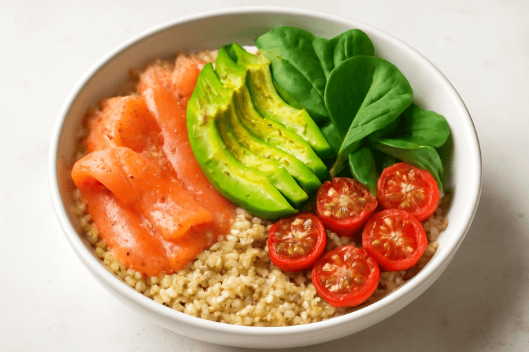 Ciotola Energetica di Quinoa al Salmone e Verdure