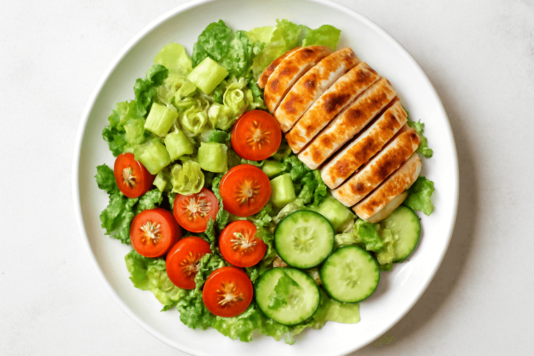 Ensalada de Pollo Clásica con Aguacate