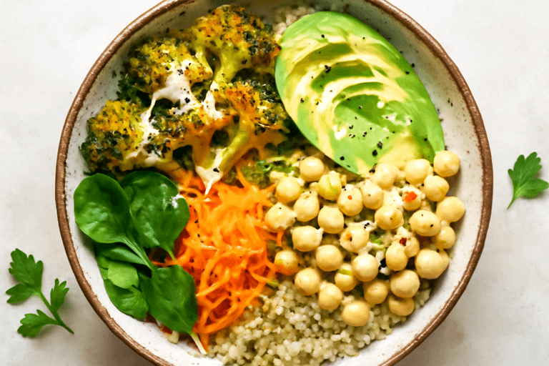 Veganer Kichererbsen-Quinoa-Bowl mit Avocado und geröstetem Brokkoli