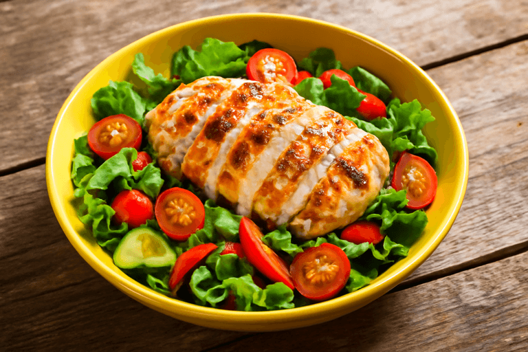 Salată clasică cu piept de pui la grătar și legume proaspete