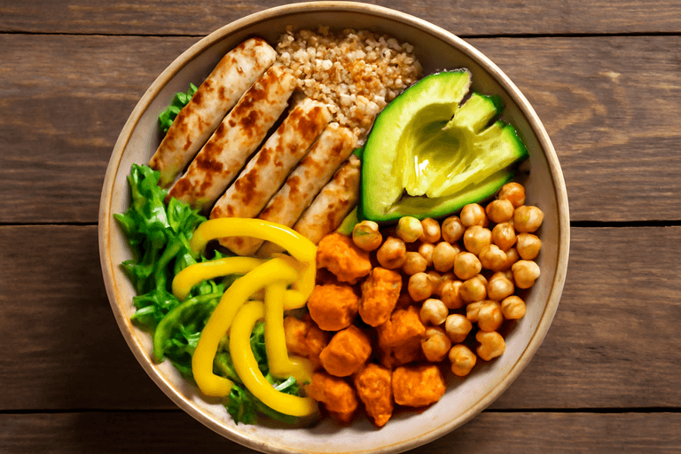 Herzhafter Hähnchen-Bowl mit Quinoa und buntem Gemüse