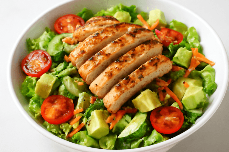 Ensalada clásica de pollo y vegetales frescos