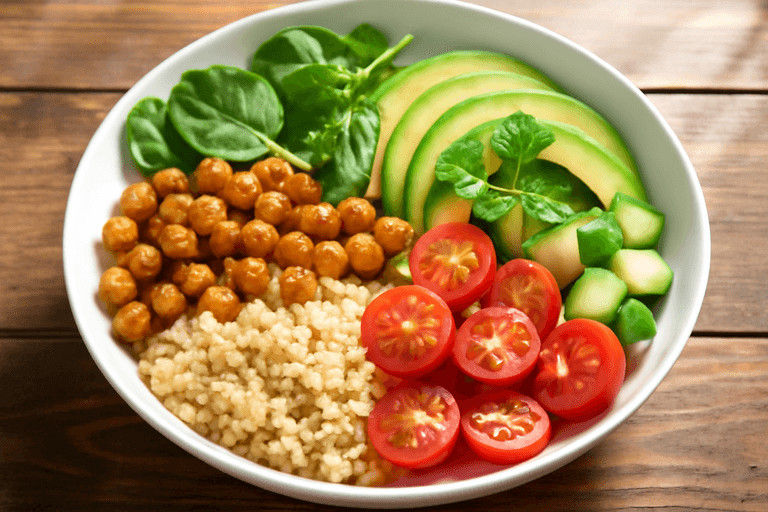 Proteinreicher Quinoa-Bowl mit Kichererbsen und Avocado