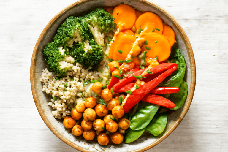 Proteinreicher Quinoa-Bowl mit Kichererbsen und geröstetem Gemüse