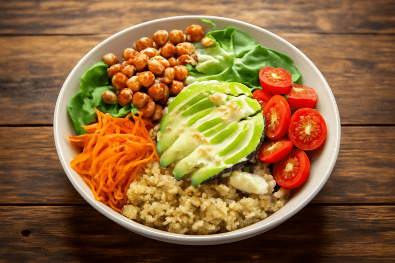 Vegane Buddha-Bowl mit Kichererbsen, Quinoa und Avocado
