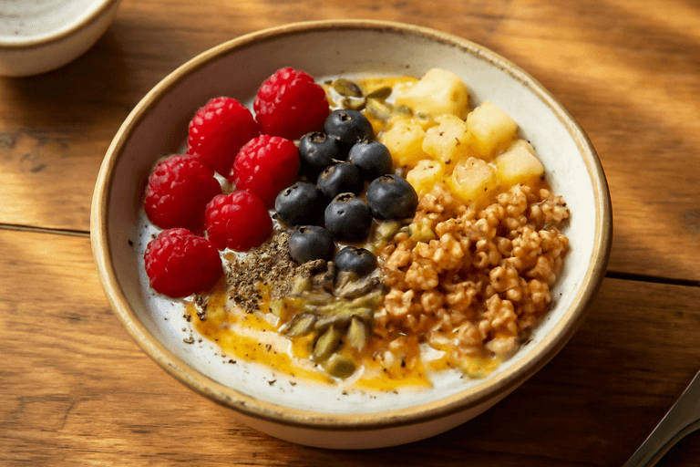 Bol Énergisant de Petit-Déjeuner Végétarien au Skyr, Fruits Rouges et Graines