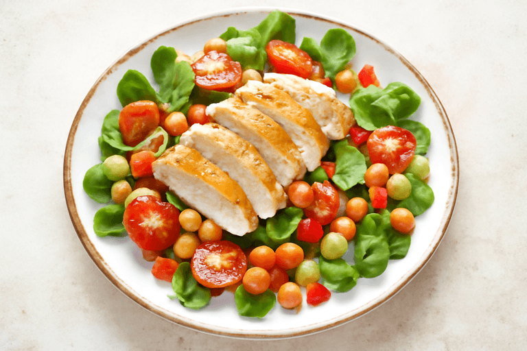 Kleurige Kikkererwten Salade met Gegrilde Kip