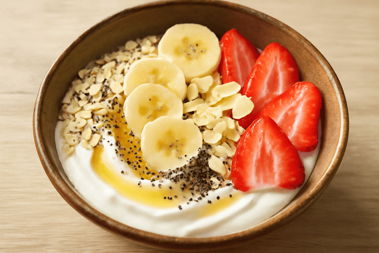 Tazón energético de desayuno clásico con yogur y frutas