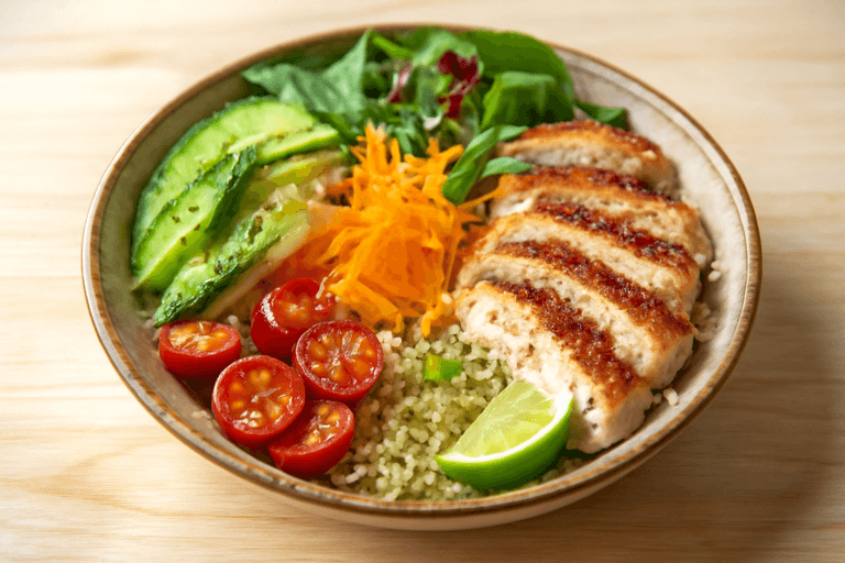 Ensalada de pollo clásico con aguacate y quinoa