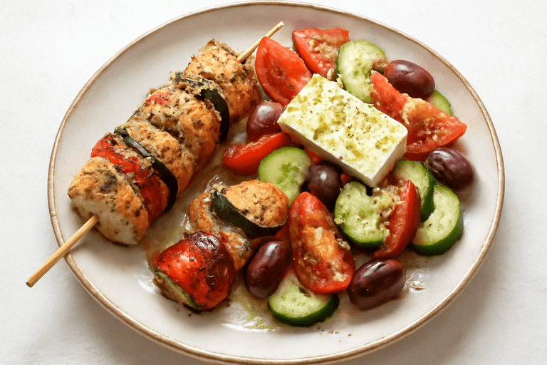 Κοτόπουλο Σουβλάκι με Σαλάτα Χωριάτικη και Ψητά Λαχανικά