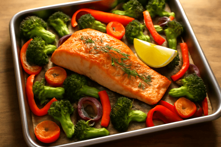 Geroosterde zalm met kleurrijke groenten en verse dille