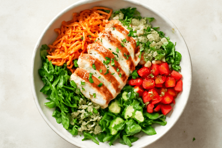 Salade protéinée de poulet grillé au quinoa et légumes croquants