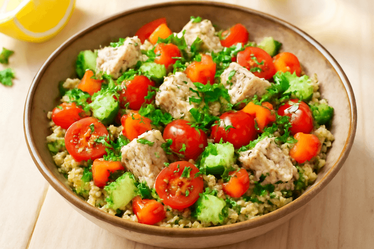 Легкий куриный салат с киноа и овощами