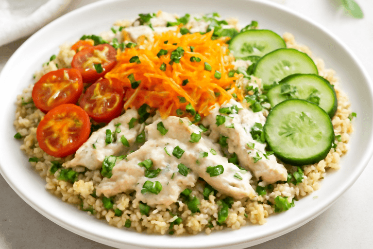 Куриный салат с киноа, овощами и йогуртовой заправкой