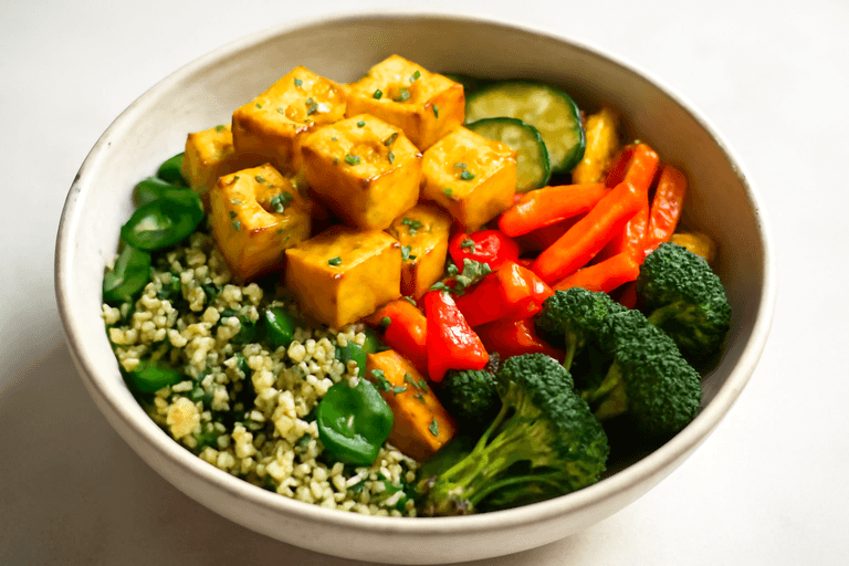 Proteinreiche Quinoa-Gemüse-Bowl mit Zitronen-Tofu