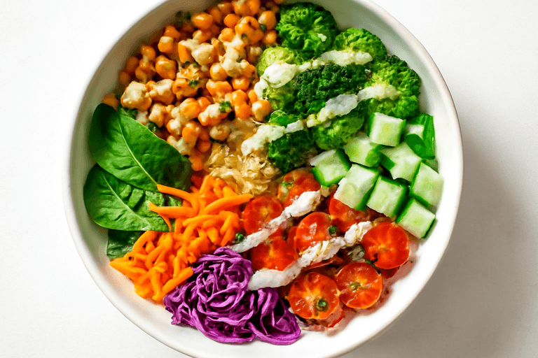 Protein-Bowl mit Quinoa, Kichererbsen und Zitronen-Tahini-Dressing