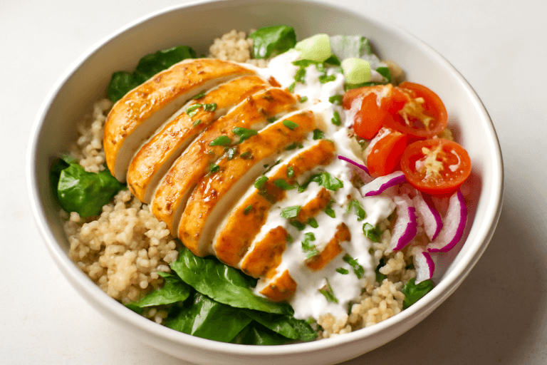 Proteinrik kycklingbowl med quinoa och citronyoghurt