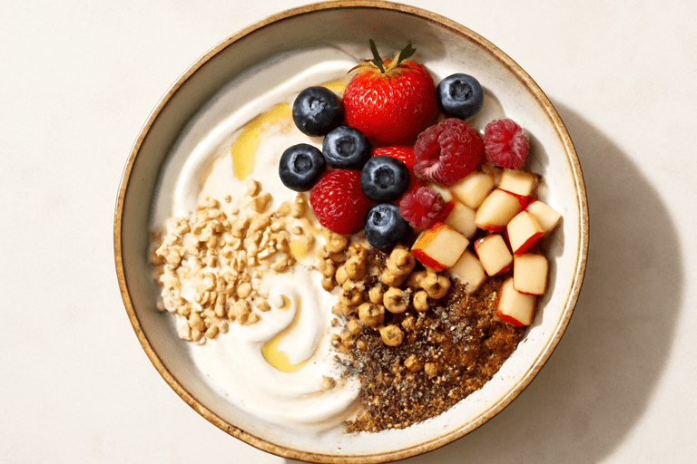 Energieke Griekse Yoghurt Bowl met Havermout, Bessen en Noten
