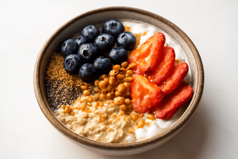 Energieboost Griekse yoghurt ontbijtkom met havermout en bessen