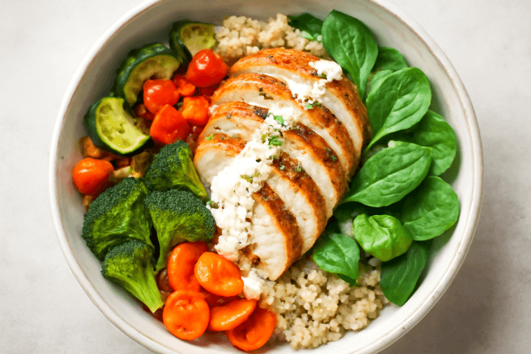 Bol protéiné de poulet rôti, quinoa et légumes croquants