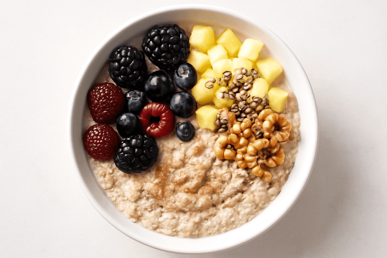 Protein-Bowl mit Joghurt, Haferflocken, Beeren und Apfel
