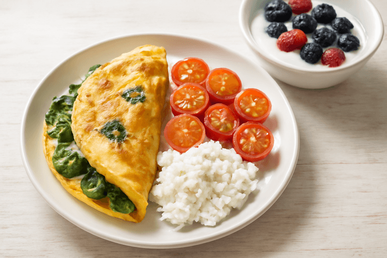 Omletă proteică de dimineață cu iaurt, spanac și fructe de pădure