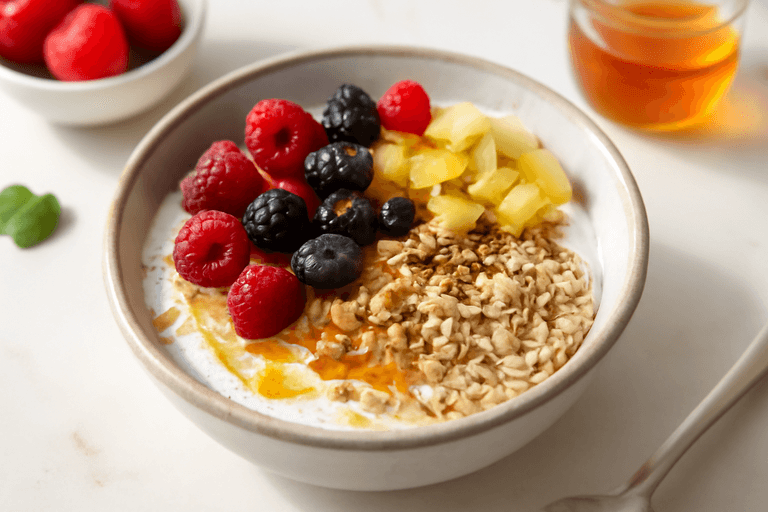 Leichte Beeren-Skyr-Hafer-Bowl